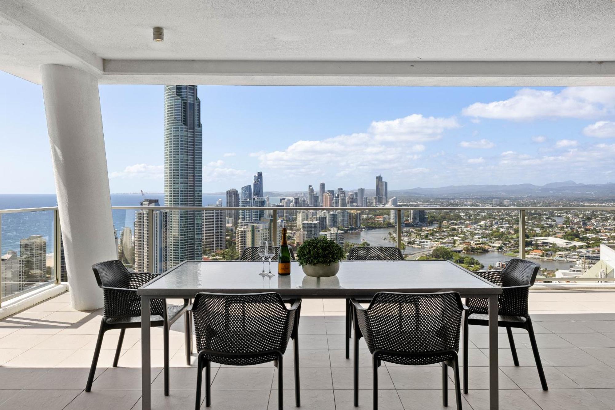 Holiday Holiday Circle On Cavill Apartments โกลด์โคสต์ ห้อง รูปภาพ